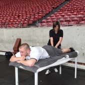 Massages op de tafel op voetbaltoernooi voor medewerkers